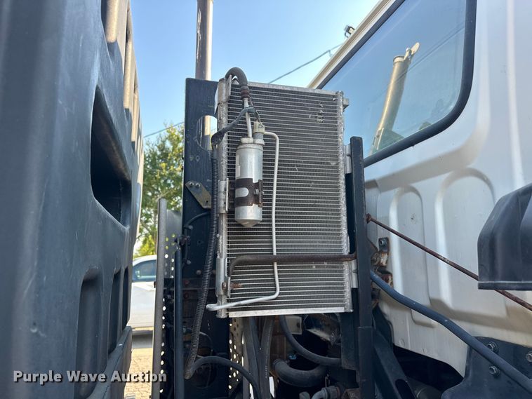 image for item EJ8931 2008 GMC  T7500 street sweeper truck