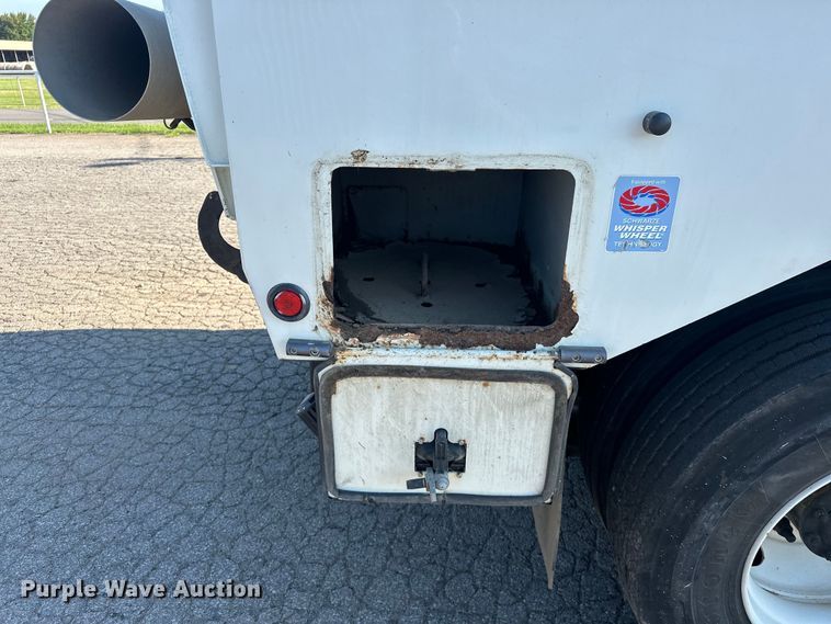 image for item EJ8931 2008 GMC  T7500 street sweeper truck