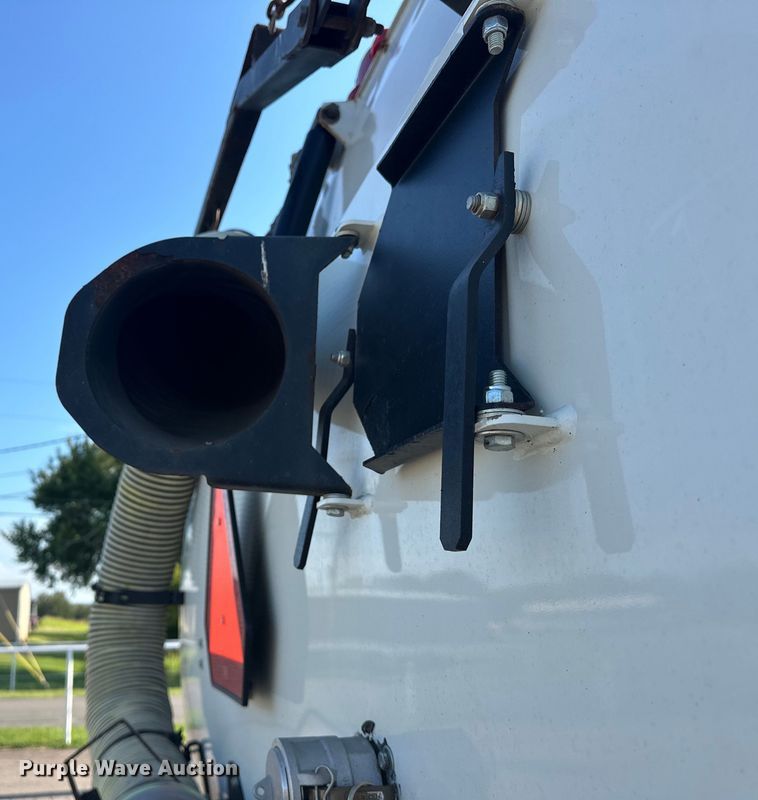 image for item EJ8931 2008 GMC  T7500 street sweeper truck