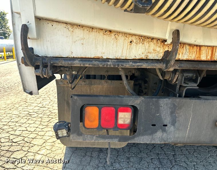 image for item EJ8931 2008 GMC  T7500 street sweeper truck
