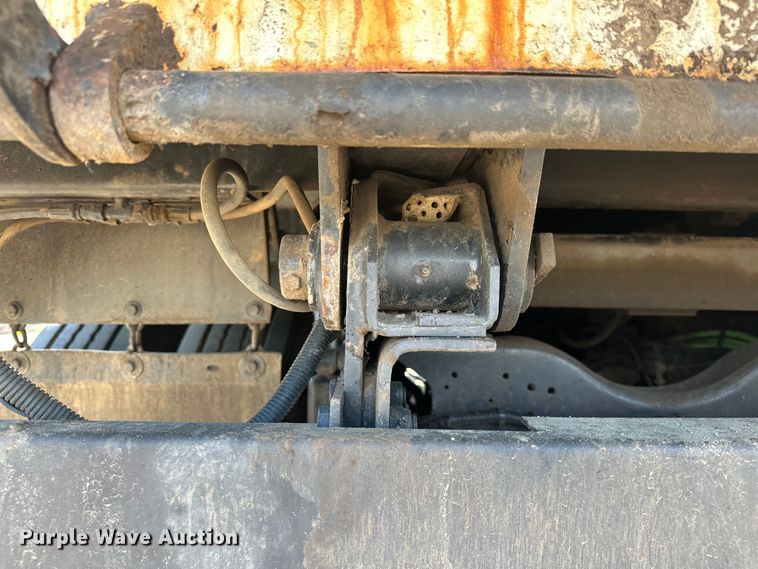 image for item EJ8931 2008 GMC  T7500 street sweeper truck