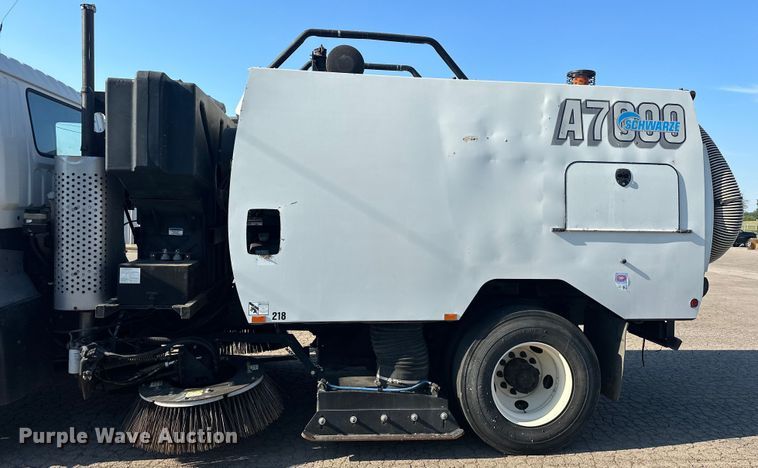 image for item EJ8931 2008 GMC  T7500 street sweeper truck