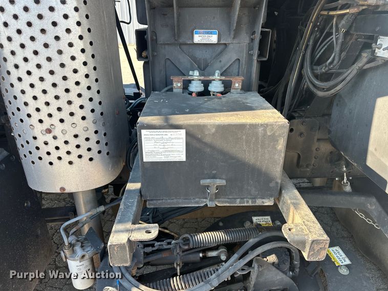 image for item EJ8931 2008 GMC  T7500 street sweeper truck