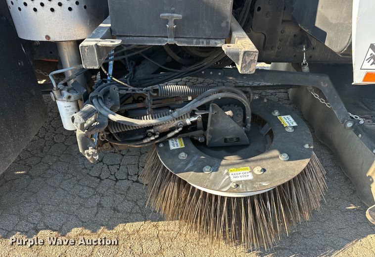 image for item EJ8931 2008 GMC  T7500 street sweeper truck