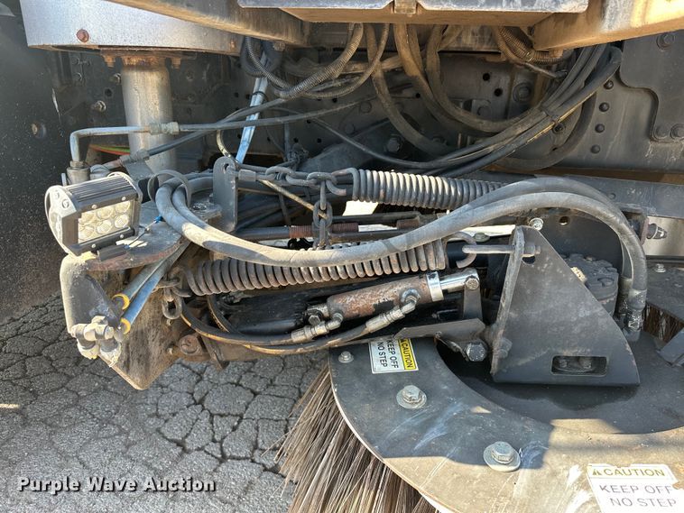 image for item EJ8931 2008 GMC  T7500 street sweeper truck