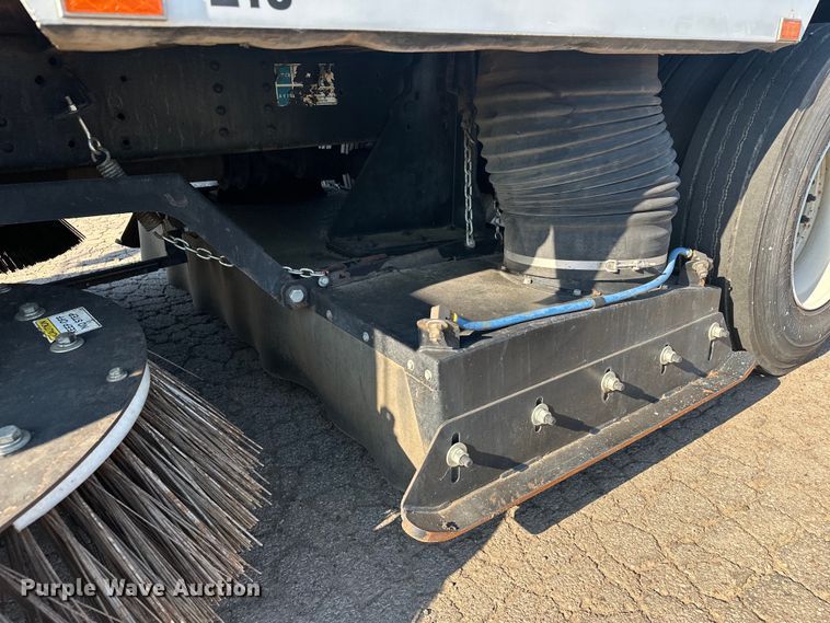 image for item EJ8931 2008 GMC  T7500 street sweeper truck