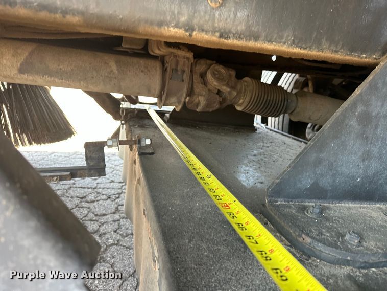 image for item EJ8931 2008 GMC  T7500 street sweeper truck