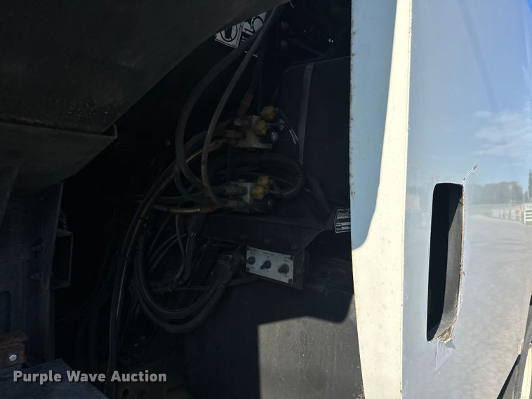 image for item EJ8931 2008 GMC  T7500 street sweeper truck