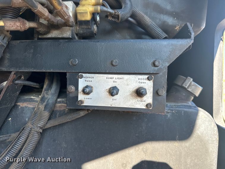 image for item EJ8931 2008 GMC  T7500 street sweeper truck