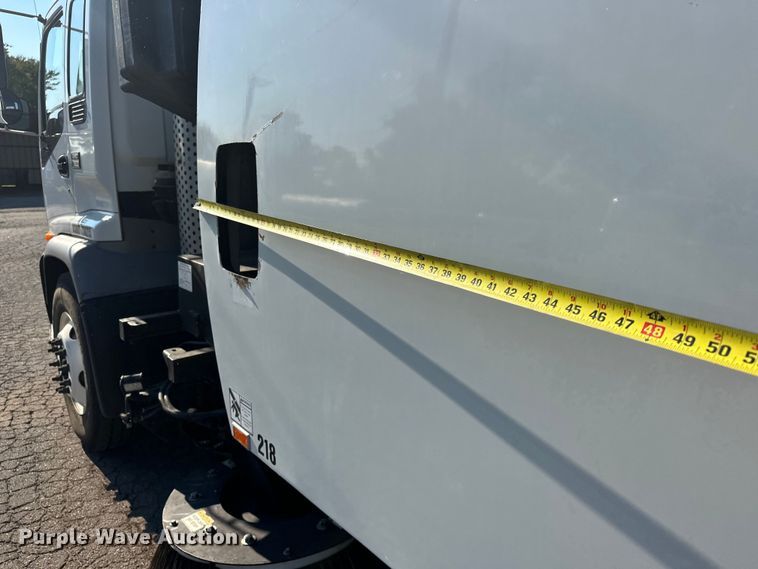 image for item EJ8931 2008 GMC  T7500 street sweeper truck