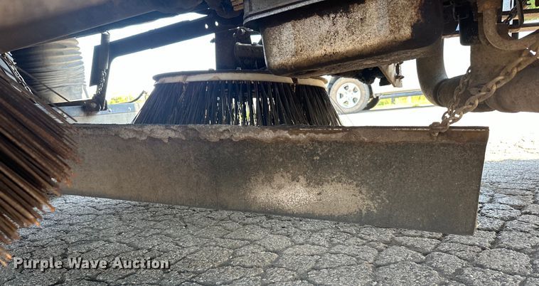 image for item EJ8931 2008 GMC  T7500 street sweeper truck