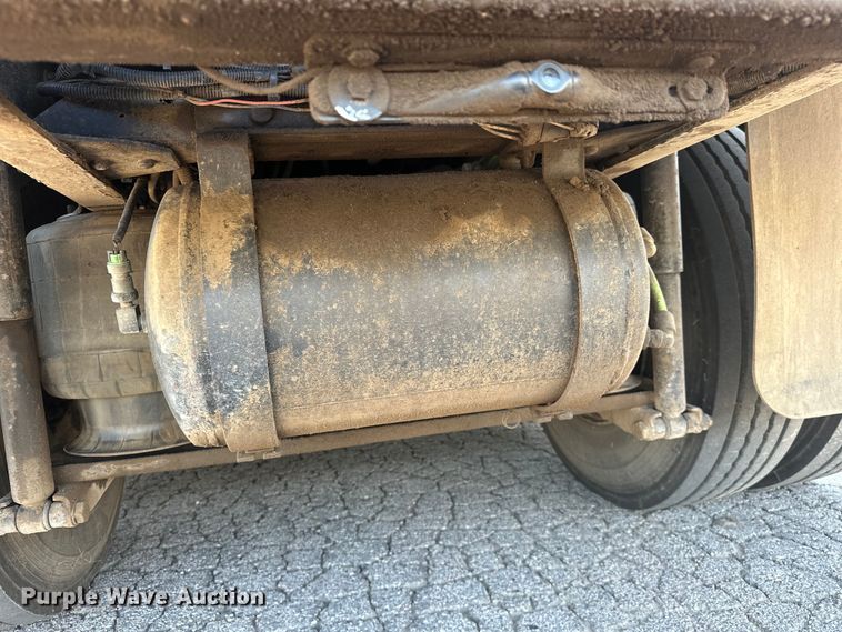 image for item EJ8931 2008 GMC  T7500 street sweeper truck