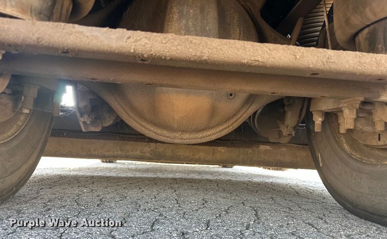 image for item EJ8931 2008 GMC  T7500 street sweeper truck