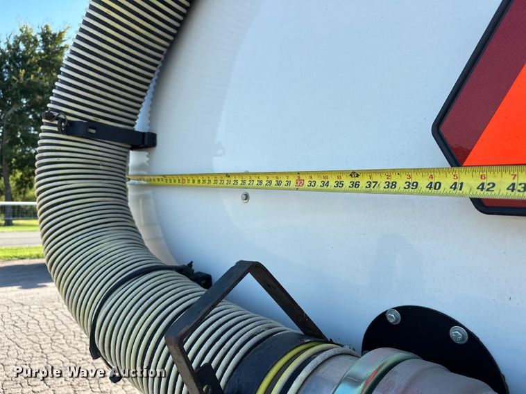 image for item EJ8931 2008 GMC  T7500 street sweeper truck