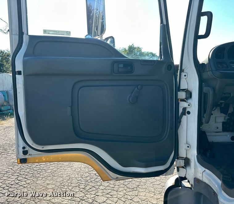 image for item EJ8931 2008 GMC  T7500 street sweeper truck