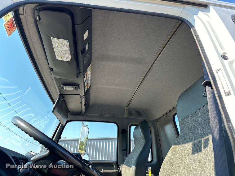 image for item EJ8931 2008 GMC  T7500 street sweeper truck