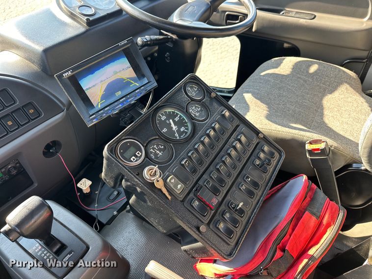 image for item EJ8931 2008 GMC  T7500 street sweeper truck