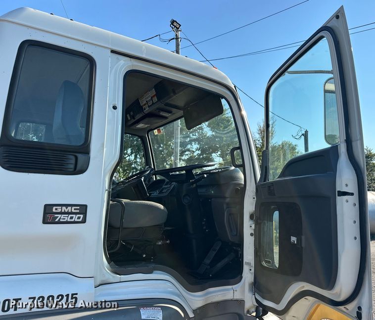 image for item EJ8931 2008 GMC  T7500 street sweeper truck