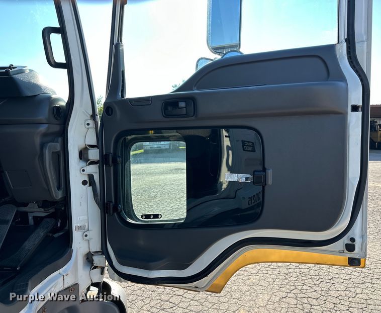 image for item EJ8931 2008 GMC  T7500 street sweeper truck