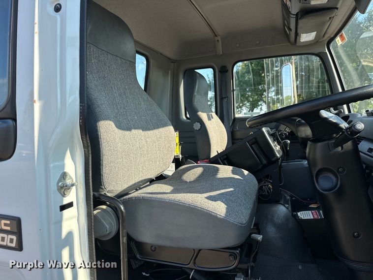 image for item EJ8931 2008 GMC  T7500 street sweeper truck