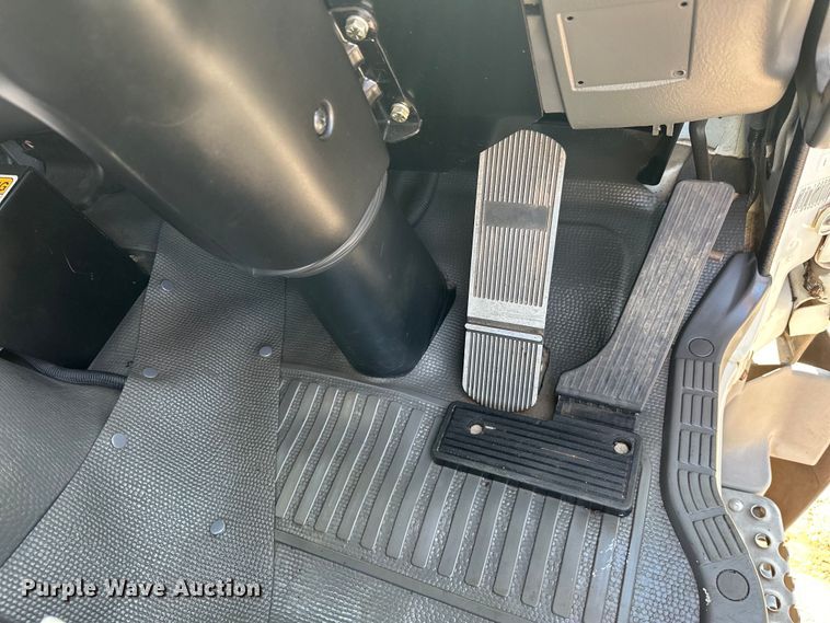 image for item EJ8931 2008 GMC  T7500 street sweeper truck