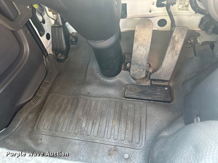 image for item EJ8931 2008 GMC  T7500 street sweeper truck