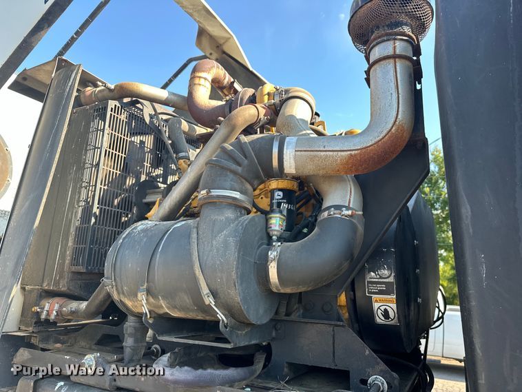 image for item EJ8931 2008 GMC  T7500 street sweeper truck