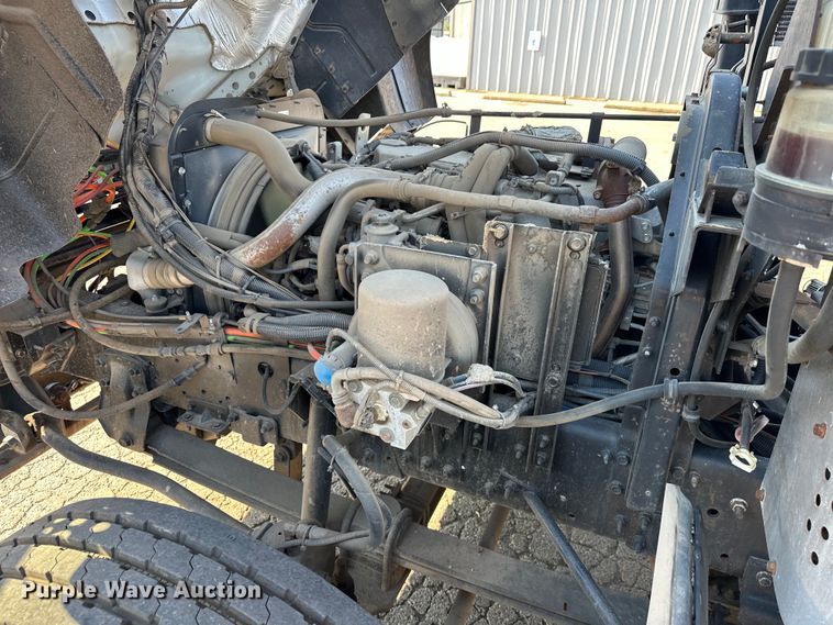 image for item EJ8931 2008 GMC  T7500 street sweeper truck