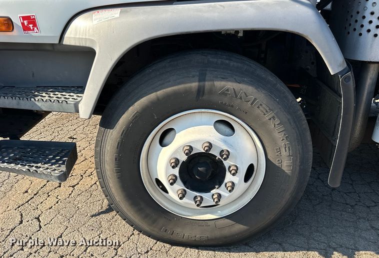 image for item EJ8931 2008 GMC  T7500 street sweeper truck