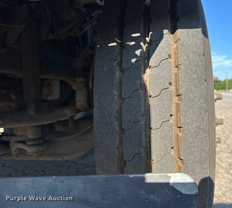 image for item EJ8931 2008 GMC  T7500 street sweeper truck