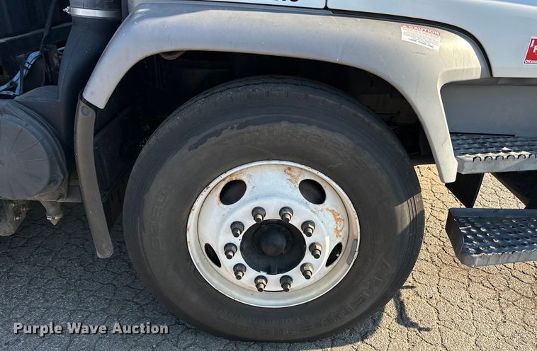 image for item EJ8931 2008 GMC  T7500 street sweeper truck