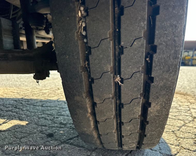 image for item EJ8931 2008 GMC  T7500 street sweeper truck