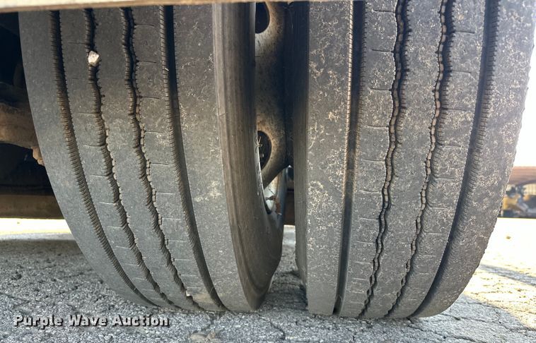 image for item EJ8931 2008 GMC  T7500 street sweeper truck