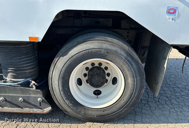 image for item EJ8931 2008 GMC  T7500 street sweeper truck