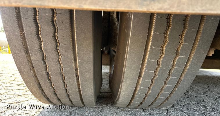 image for item EJ8931 2008 GMC  T7500 street sweeper truck