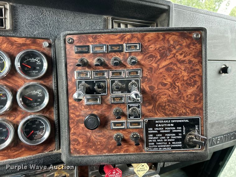 image for item EK3039 2000 Kenworth T800 dump truck