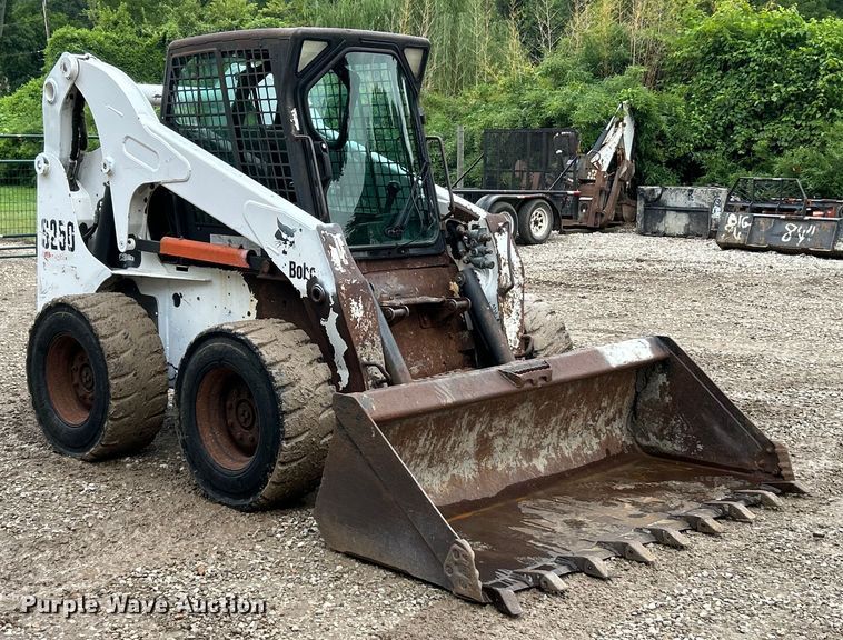 image for item EK3043 2003 Bobcat  S250 skid steer loader