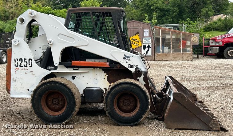 image for item EK3043 2003 Bobcat  S250 skid steer loader