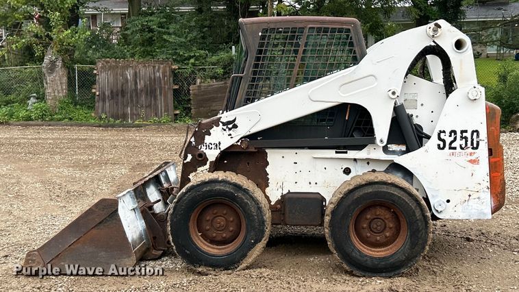 image for item EK3043 2003 Bobcat  S250 skid steer loader