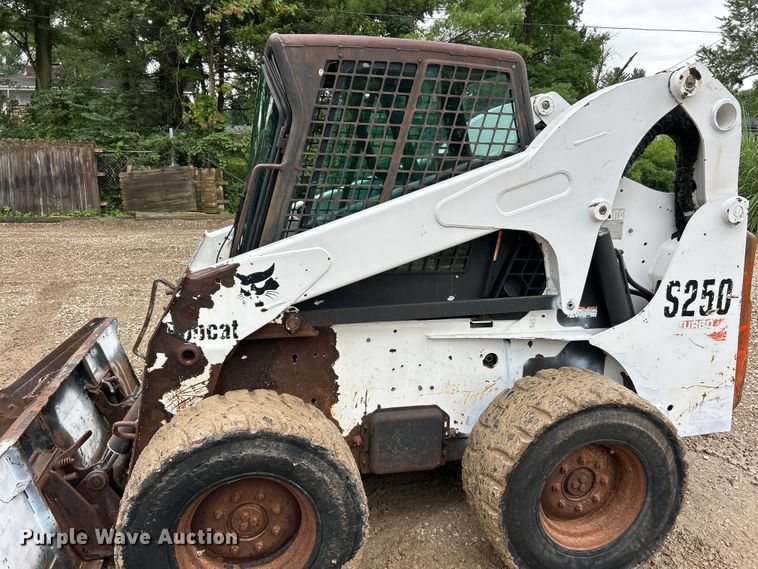image for item EK3043 2003 Bobcat  S250 skid steer loader