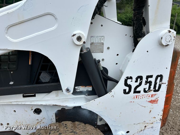 image for item EK3043 2003 Bobcat  S250 skid steer loader