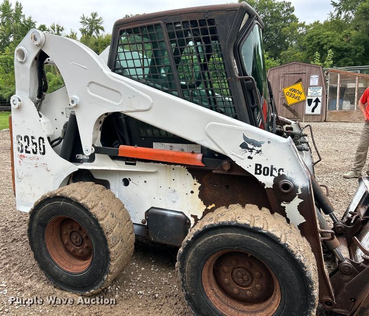 image for item EK3043 2003 Bobcat  S250 skid steer loader