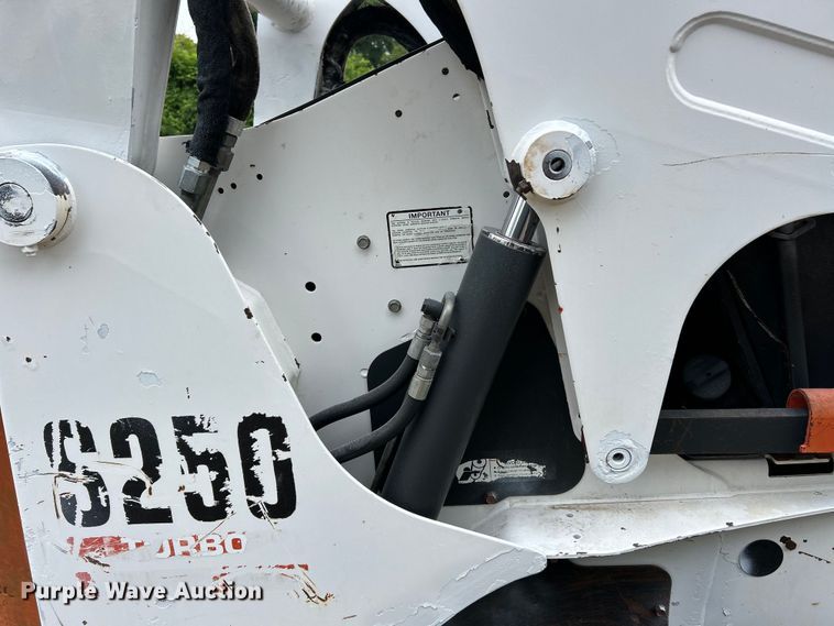 image for item EK3043 2003 Bobcat  S250 skid steer loader