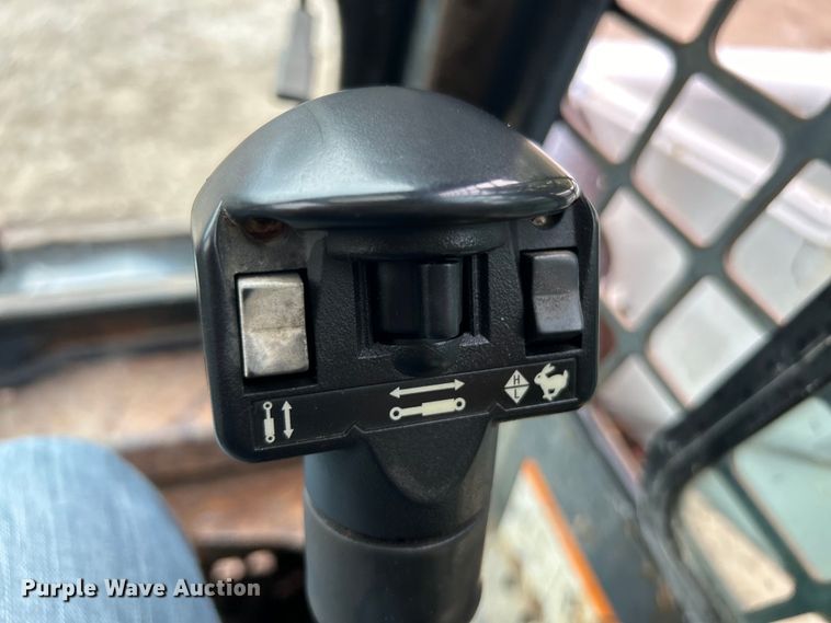 image for item EK3043 2003 Bobcat  S250 skid steer loader