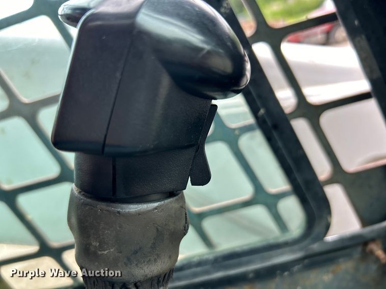 image for item EK3043 2003 Bobcat  S250 skid steer loader