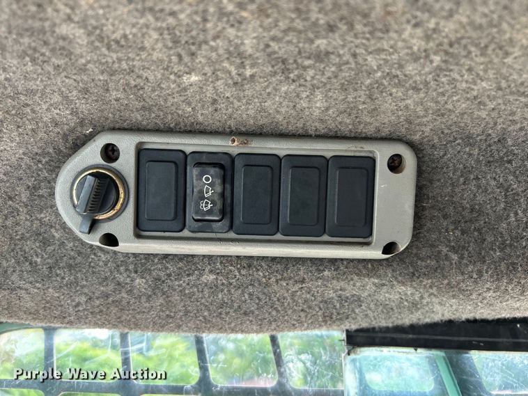 image for item EK3043 2003 Bobcat  S250 skid steer loader