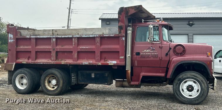 image for item EK3051 1997 Ford LT9000 dump truck