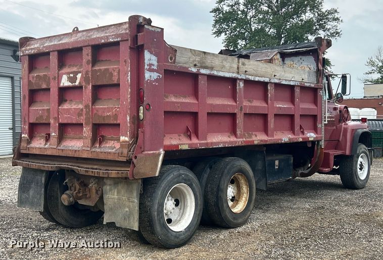image for item EK3051 1997 Ford LT9000 dump truck
