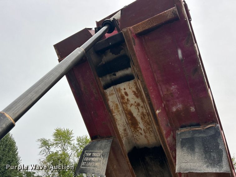 image for item EK3051 1997 Ford LT9000 dump truck