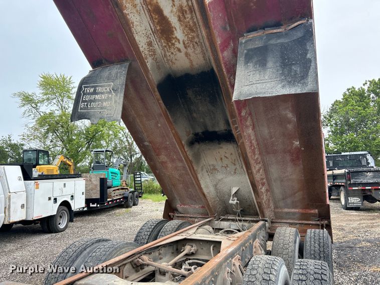 image for item EK3051 1997 Ford LT9000 dump truck